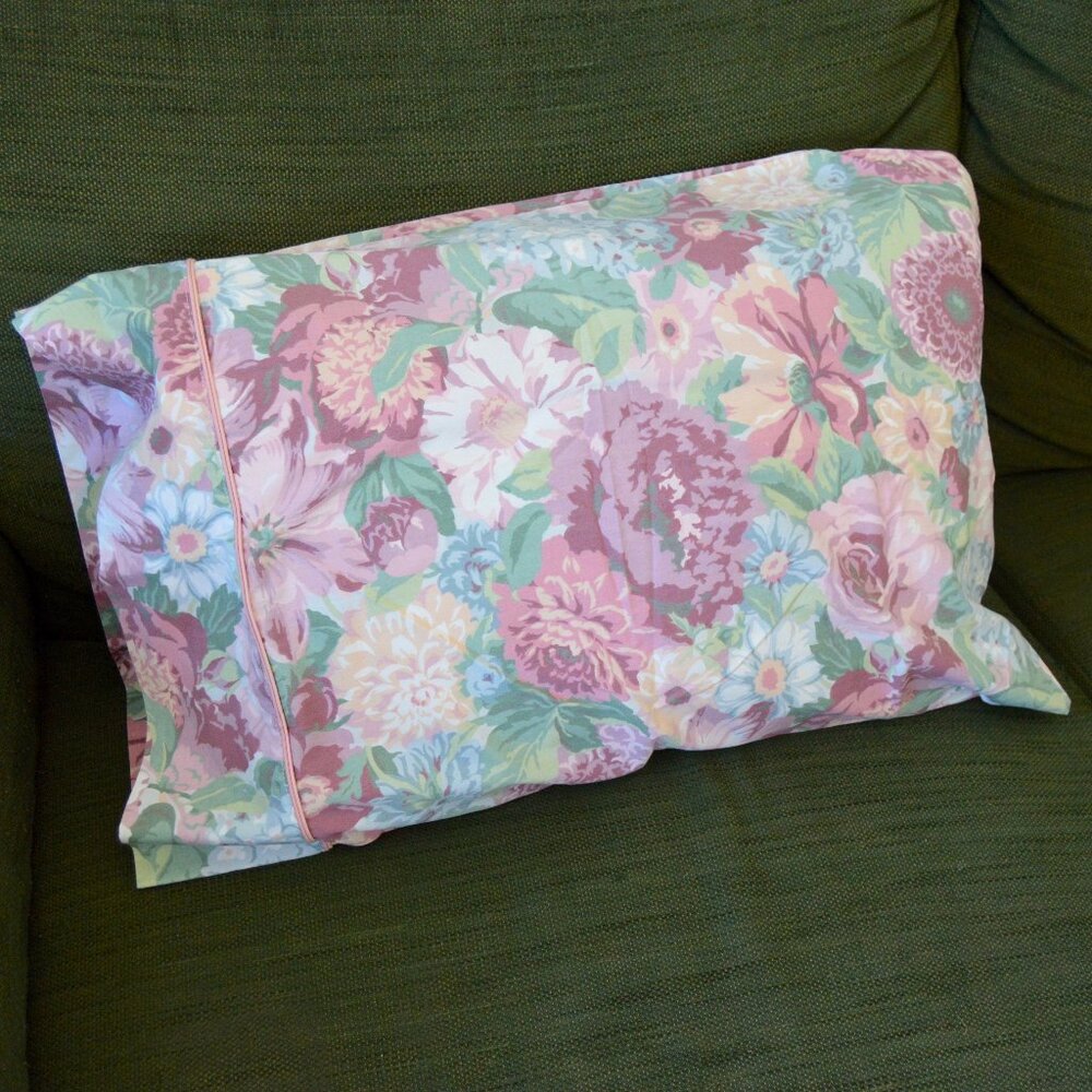 Vintage 1980s Set of 2 Standard Size Pink Floral Pillow Cases
